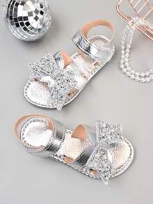 Giày sandal nơ đính đá bạc mới cho bé gái mùa hè 2026, kiểu công chúa đang thịnh hành, đế mềm chống trơn trượt. - Bạc - Xem 6