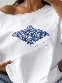 热带海洋魟鱼图案T恤 - 白色宽松露肩T恤，适合度假穿着；女士白色宽松T恤 - 蓝色斑点魟鱼印花休闲露肩上衣，适合夏季海滩穿着 - 白色 - 查看 3