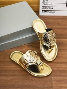 1双儿童时尚休闲可爱防滑户外金属扣凉鞋，儿童沙滩拖鞋 - 金色 - 查看 4