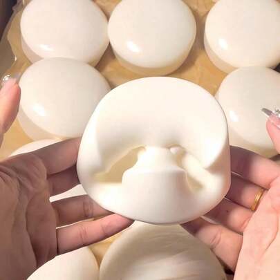 1个白色超柔软牛奶酸奶蛋糕慢回弹挤压减压玩具，柔软Q弹面包蛋糕挤压玩具，具有慢回弹感官减压功能，适合成人放松礼物，柔软可爱，缓解焦虑，减压玩具，是节日、生日、圣诞节和派对的完美礼物。