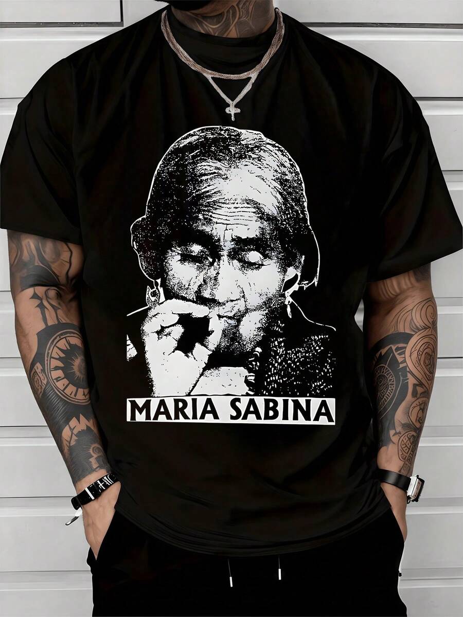 Retrato simbólico que representa la conexión profunda entre la naturaleza la sabiduría ancestral y la espiritualidad mostrando una figura rodeada de contrastes que evocan misterio respeto y fuerza camiseta de hombre moderna cómoda y perfecta para expresar autenticidad y pensamiento libre - Negro - Ver 1
