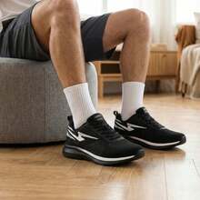 Tênis Esportivo Flexível, Respirável, Confortável e Moderno + Relógio Digital + Par de Meia – Ideal para Caminhada e Atividades Diárias - Preto/Branco/Preto - Visão 6