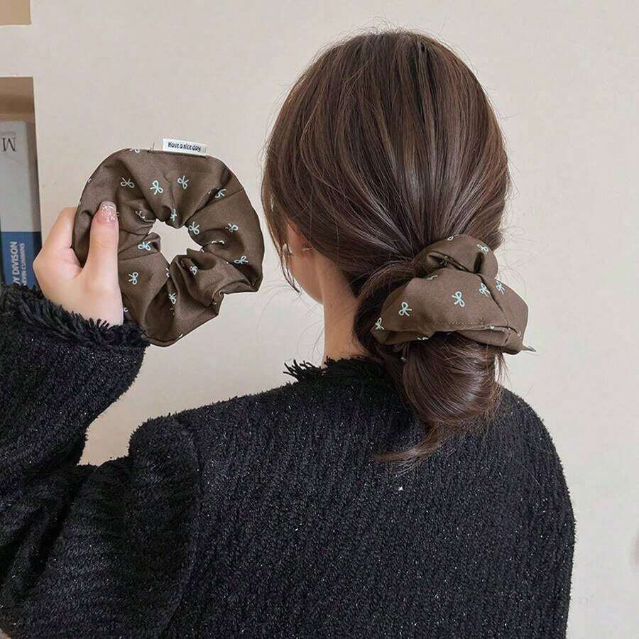 おしゃれなリボン柄シュシュ、日韓風のファッショナブルで万能な布製ヘアゴム、ポニーテール用ヘアアクセサリー、優しいレトロスタイルのブラウンリボン柄シュシュ｜ニッチデザインのライトグリーンリボン柄ヘアゴム｜普段使いの通勤やデート、着物に合わせやすいヘアゴム｜洗練された雰囲気のレトロヘアアクセサリー、高弾性韓国風、リラックスした軽やかなラグジュアリー、レトロな甘い女の子スタイル、セクシーな女の子スタイル、森系ヒーリング、フレンチエレガンス、ミニマリストでシンプル、フレッシュで甘い、日本のソフトガールスタイル、キュ ートで元気、洗練された雰囲気のスタイリング、高めの頭囲にも対応、レトロな香港風、スクール風、洗練された雰囲気の日常通勤、キャンパススタイル/通学、デートの服装、パーティー/パーティー、結婚式/ブライズメイドのスタイリング、バケーション/旅行、アフタヌーンティー、職場/オフィス、カジュアルなお出かけ、写真撮影、親友との集まり、ホリデー装飾（クリスマス）/新年、バレンタインデー）、卒業写真のスタイリング、通勤時のシンプルなスタイリング、春、夏、秋、冬、四季通用の円形、リング型、四角形、幾何学的な服飾装飾品>レデ ィースアクセサリー>レディースヘアアクセサリー>ヘアゴム、大花柄、シュシュ、プリーツ加工、不規則なデザインの万能ヘアアクセサリー、韓国風ヘアゴム、優しいレトロスタイル、洗練された雰囲気、ブラウンのヘアゴム、小さなリボン柄、ニッチなデザイン、普段使い、通勤スタイル、デートスタイル、和服との組み合わせ - F1408 ボウ - チェックする 1