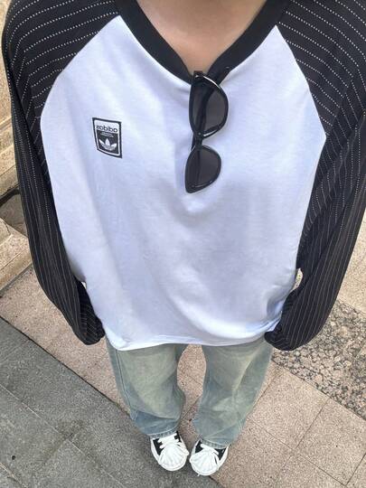  Áo thun thể thao dài tay dáng rộng, logo thương hiệu adidas Originals WABASH, có vai raglan, dành cho cả nam và nữ.