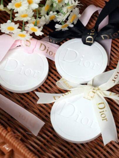 M.Dior 悬挂式香氛香包，持久留香，适用于家居卧室、衣柜抽屉、办公室等场所，香味温和，有效去除异味，是送给朋友生日、节日、周年纪念日、乔迁之喜的完美礼物，附赠精美礼盒