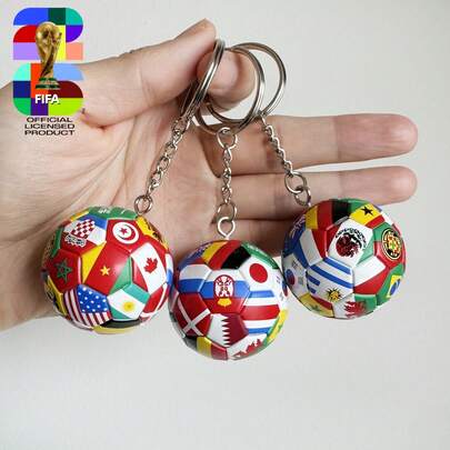 FIFA FIFA 1个足球主题世界杯奖杯造型钥匙扣吊坠，采用精湛工艺打造，立体精致外观，质地厚实耐用，高度还原设计，轻巧不易褪色，可挂在钥匙、背包、书包、行李箱上作为装饰摆件。