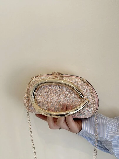 An Elegant Minimalist-Style Women's Chain Crossbody Bag From 2026, Featuring A Sophisticated And Classic Design That Is Highly Versatile And Suitable For All Occasions.