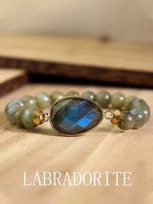 Chiếc vòng tay đá Labradorite 8mm này được làm từ chất liệu đá tự nhiên, có thiết kế hạt tròn, phù hợp cho cả nam và nữ. Dù là đeo hàng ngày hay trong những dịp đặc biệt, đây đều là một lựa chọn lý tưởng. - Nhiều màu - Xem 2