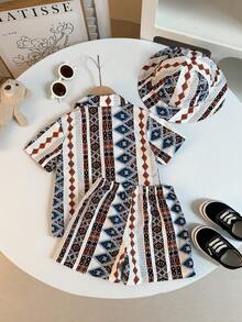 Bộ 3 món cho bé trai mùa hè, phong cách thường ngày, đi nghỉ mát, gồm áo polo cổ bẻ tay ngắn cài cúc đơn, quần short in họa tiết và mũ tai bèo, thích hợp cho mặc hàng ngày, hoạt động ngoài trời, đi biển và du lịch. - Màu Khaki - Xem 2