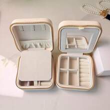 CHANEL Caja de joyería cuadrada de alta gama en color blanco con espejo. Nueva moda SS26. Esencial para viajes. Gran capacidad de almacenamiento y espacio de almacenamiento adicional detrás del espejo. Diseño espacial estético. - Blanco - Ver 9