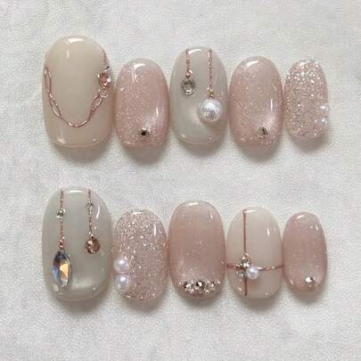 10片手工制作的按压式美甲贴片，短椭圆形，粉色梦幻星空设计，粉紫色猫眼闪粉，饰以水钻和仿珍珠，温柔简约的按压式美甲贴片，适合女性和女孩，可用于春、夏、秋、冬四季的节日、派对和日常佩戴。