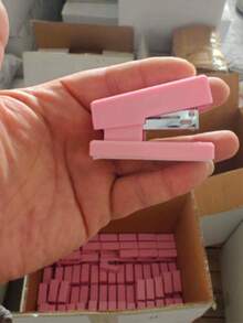 1 pieza Grapadora mini portátil con 1 caja de grapas a juego. Fabricada con plástico y metal premium, cuenta con una construcción sólida y una larga vida útil. Su estructura ahorradora de trabajo garantiza un grapado suave para tareas, archivos y cuadernos. Compacta y ligera para un fácil transporte. Su adorable y elegante apariencia la hace ideal para uso diario, regalo y al por mayor en el aula, la biblioteca y la oficina. - 26/6 grapas - Ver 15