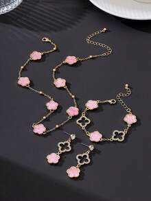 一套女士首饰，包括：一对镂空金色四叶草和粉色五叶草吊坠耳环，一条项链，一条手链。 - 粉色 - 查看 4