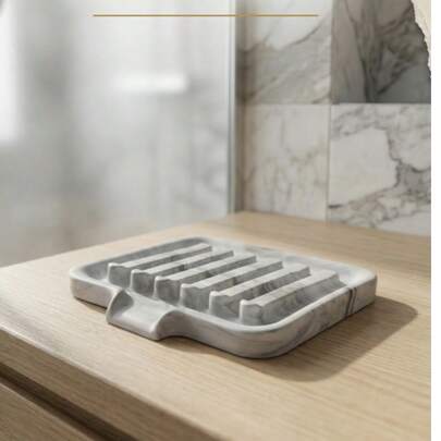 1 Giá đựng xà phòng đơn giản nhiều màu: Thiết kế đơn giản và nhẹ, dễ vệ sinh và đặt ở bất cứ đâu. Thích hợp để đựng xà phòng tắm trên bồn rửa, cũng như để sắp xếp hộp xà phòng trên mặt bàn phòng tắm nhằm tránh ẩm mốc và bọt xà phòng. Đây là vật dụng cần thiết cho phòng tắm và nhà vệ sinh gia đình.