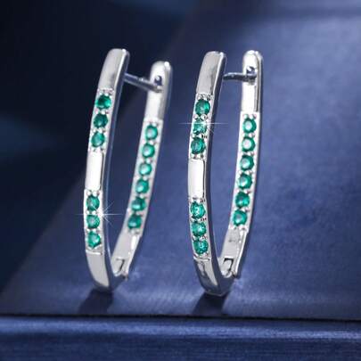 一对优雅简约的椭圆形C形锆石装饰耳环，适合女性工作和日常通勤佩戴。