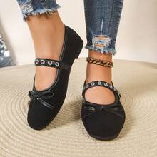 新款时尚大码铆钉透气丝绒蝴蝶结搭扣玛丽珍平底鞋，复古圆头金属孔眼芭蕾舞鞋，舒适休闲通勤假日街头风，纯色简约黑色丝绒女鞋 - 黑色 - 查看 1