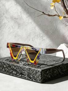 独具一格的Y2K赛博朋克风格倒三角太阳镜，男女皆宜，经久耐用，是音乐节、派对和街头服饰的必备单品。这款太阳镜采用扎染工艺，V形设计时尚大胆，撞色设计，适合音乐节、派对和街头穿着。 - 彩色 - 查看 11