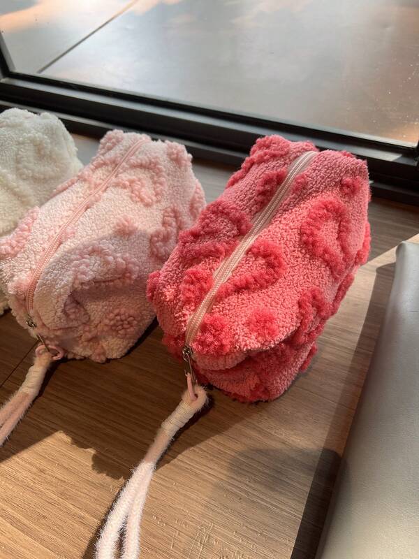 תיק איפור קטיפה גדול עם רקמת לבבות, אחסון קוסמטי חמוד, תיק רחצה נייד לנשים וילדות