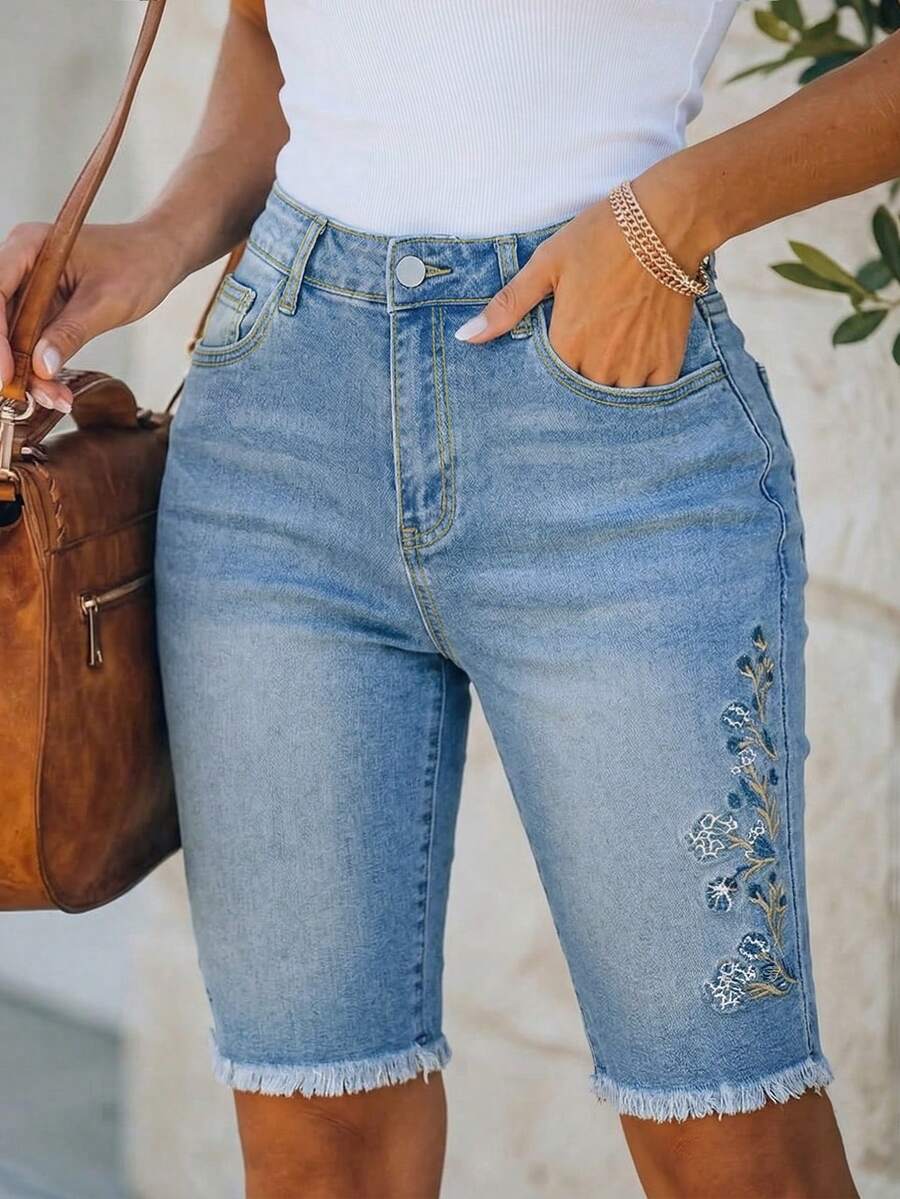 女士夏季时尚刺绣修身牛仔短裤，毛边裤脚细节，休闲派对装 - 藍色 - 查看 1