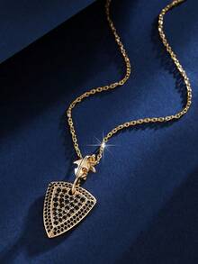 1件经典骑士盾牌项链，奢华密镶合成锆石几何三角形吊坠，独特设计精致颈链 - 項鍊 - 查看 4