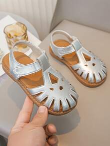 Giày sandal bít mũi màu bạc bán chạy nhất dành cho bé gái, có khóa dán, thiết kế khoét lỗ, thoải mái cho mùa hè. - Bạc - Xem 3