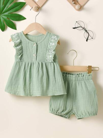 女宝宝森系绿色雪纺喇叭袖套装，夏季双层棉纱透气两件套，蕾丝边喇叭袖上衣+花苞短裤，韩式清新风格，柔软亲肤，适合日常穿着、周岁生日派对、拍照等场合