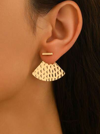 一对几何造型优雅扇形耳环，锤纹质感，适合日常穿搭，简约百搭