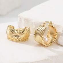 手工打造的纹理铜质耳环，镶嵌人造珍珠，女士金色耳环 - 金的 - 查看 2