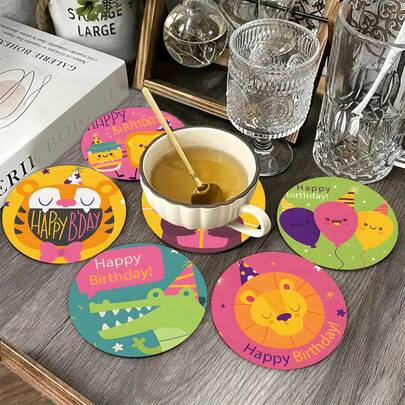 6 قطع من بطاقات الحماية الخشبية المدورة المتنوعة، تتراوح من التصاميم الأسود والذهبي البسيطة إلى التصاميم الكرتونية الجميلة، مناسبة لأنماط الحفلات المختلفة، بنقشات الخشب الطبيعي مع عناصر عيد الميلاد، لخلق جو حفلة فريد