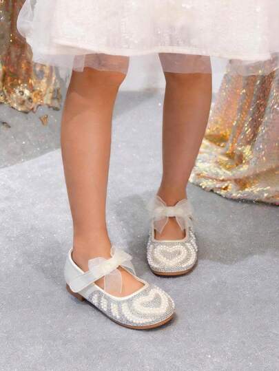 1双女童心形蝴蝶结公主鞋，时尚舒适软底镶钻鞋，精美水晶凉鞋，适合日常搭配和户外活动