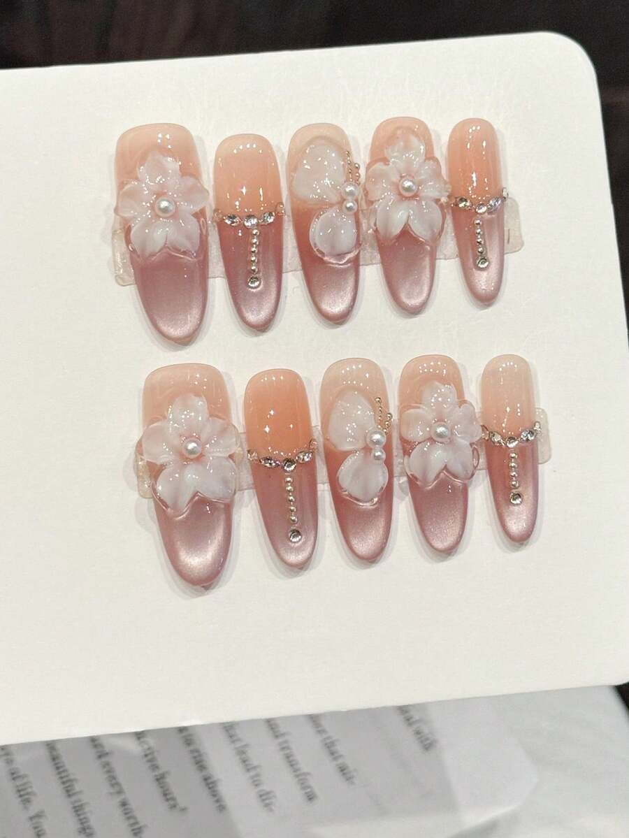 10片手工制作的椭圆形粉色花朵珍珠水钻美甲贴纸，适合派对和日常佩戴。粉色花朵珍珠质感柔和、闪亮、奢华。椭圆形美甲贴纸易于粘贴。适合女孩、女士、节日、派对、音乐节、日常佩戴、情人节、母亲节礼物。