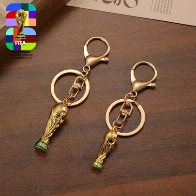 Móc khóa hình cúp vô địch bóng đá thế giới, quà lưu niệm cho người hâm mộ, hàng hóa sự kiện. Chế tác tinh xảo, hình ảnh 3D sống động và chi tiết, chất liệu chắc chắn, thiết kế chân thực, nhẹ và không phai màu. Có thể treo vào chìa khóa, ba lô, cặp sách, hành lý, v.v. Thích hợp cho người hâm mộ World Cup sử dụng hàng ngày và sưu tầm, món quà nhỏ lý tưởng cho bạn bè và bạn học vào các dịp lễ và sinh nhật.