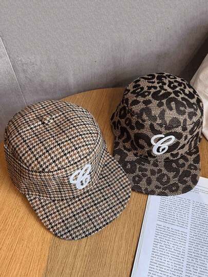 1顶女士字母刺绣豹纹棒球帽，时尚百搭的涤纶后扣帽，适合日常佩戴，是送给家人、朋友、男女朋友的绝佳礼物，也适合圣诞节、母亲节、父亲节、教师节、生日等场合。