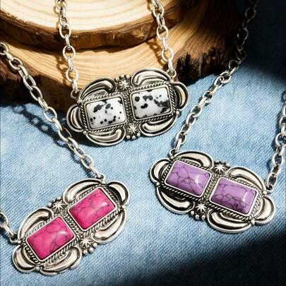 Colar Vintage de Estilo Ocidental Feminino com Duas Pedras Retangulares de Turquesa. Apresentando um design de pedra principal retangular superior e inferior, as pedras principais são de turquesa rachada de alta saturação (disponível em várias cores como vermelho-rosa, branco e preto salpicado, veio roxo, etc.), combinado com um bezel de tom de prata envelhecido, fio de prata torcido e decorações de estrela/arco.