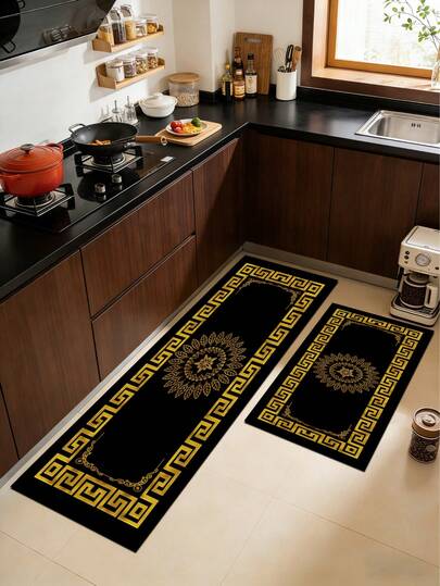 1 قطعة حصيرة مطبخ من جل السيليكا، خلفية سوداء مع حافة كلاسيكية ذهبية على شكل مفتاح يوناني، مركزة بشعار ذهبي فاخر للزهرة عباد الشمس والأوراق بتصميم متناظر، يقدم إحساسًا بطراز القصر العتيق والفخامة الراقية. سجادة مطبخ مضادة للإرهاق مبطنة بقماش راقي عصري