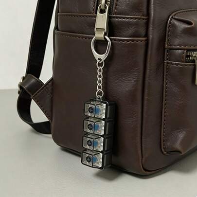 Móc khóa kiểu bàn phím cơ 4 nút, thích hợp để trang trí ba lô, ví và các loại túi khác. Cũng có thể dùng làm phụ kiện trang trí treo cho xe hơi, nhà cửa và các dịp khác.