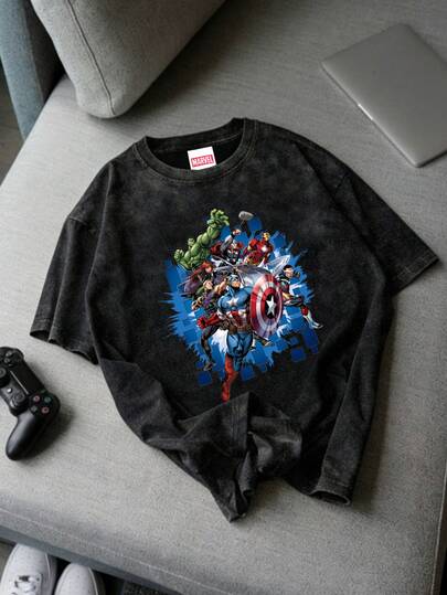 Marvel Áo phông unisex hợp tác cùng  này có thiết kế poster Avengers vẽ tay và khẩu hiệu "Người hùng mạnh nhất ngoài Trái đất". Được làm từ chất liệu cao cấp, đây là lựa chọn lý tưởng cho mùa hè, đa năng, thiết thực, thoải mái và dễ phối đồ. Có thể mặc riêng hoặc phối lớp, phù hợp cho mọi mùa. Áo phông ngắn tay đã qua xử lý giặt, hoàn hảo cho mùa hè, trại hè, kỳ nghỉ, mặc hàng ngày và thể thao.