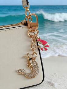 This Alloy Bag Charm Features A Beach Theme, With A Chameleon Perched On A Coconut Tree. The Coconut Tree, Laden With Fruit, Paired With The Three-Dimensional, Curled-Up Chameleon, Perfectly Captures The Essence Of A Beach Vacation. It Can Be Used As A Bag Charm, A Car Keychain, Or A Small Gift For Family And Friends. - Gold - View 3