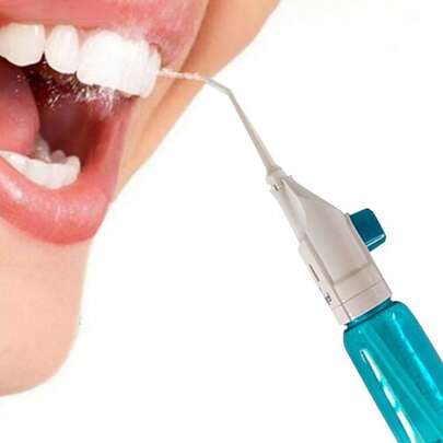 1个便携式冲牙器，50毫升水箱，防水牙齿清洁器带舌刮器，家居装饰，适用于客厅、卧室、浴室，旅行必备，婚礼/派对/生日礼物（男士、父母、朋友），新年礼物，配件，新奇礼物，家用手动冲牙器