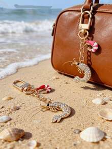 This Alloy Bag Charm Features A Beach Theme, With A Chameleon Perched On A Coconut Tree. The Coconut Tree, Laden With Fruit, Paired With The Three-Dimensional, Curled-Up Chameleon, Perfectly Captures The Essence Of A Beach Vacation. It Can Be Used As A Bag Charm, A Car Keychain, Or A Small Gift For Family And Friends. - Gold - View 7