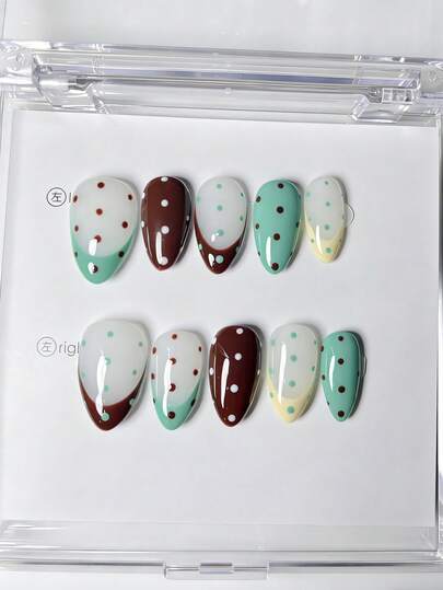 10片纯手工制作的按压式美甲贴片，短款杏仁形美甲，绿色和棕色美甲，清新甜美风格，绿色与棕色法式撞色，手绘波点，简约可爱，适合女性和女孩，春夏秋冬节日派对及日常佩戴。