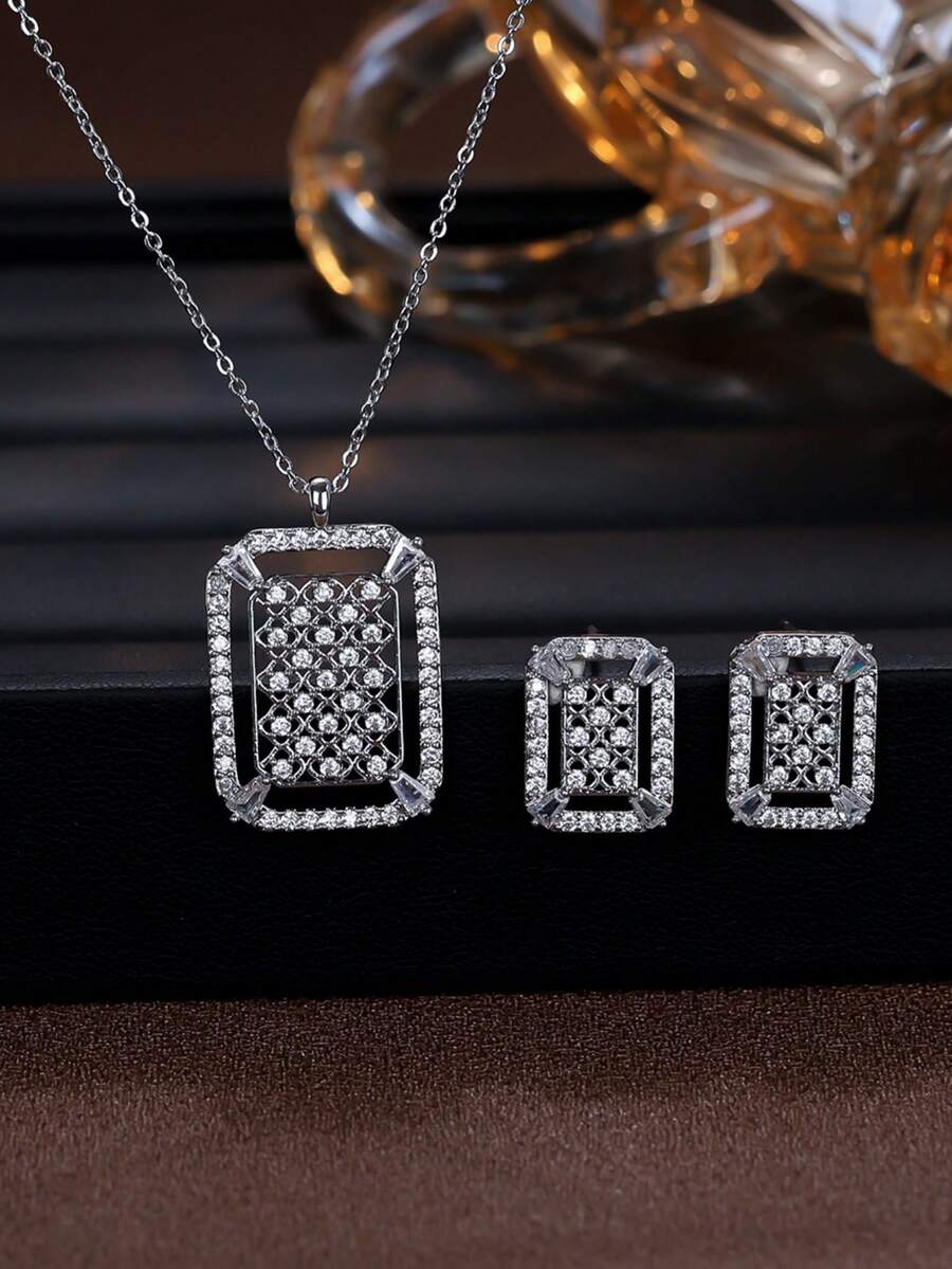 Bộ 2 món gồm dây chuyền và bông tai thiết kế độc đáo dạng lưới rỗng, lấp lánh, phong cách tối giản, phù hợp cho nữ giới đeo hàng ngày và làm quà tặng.