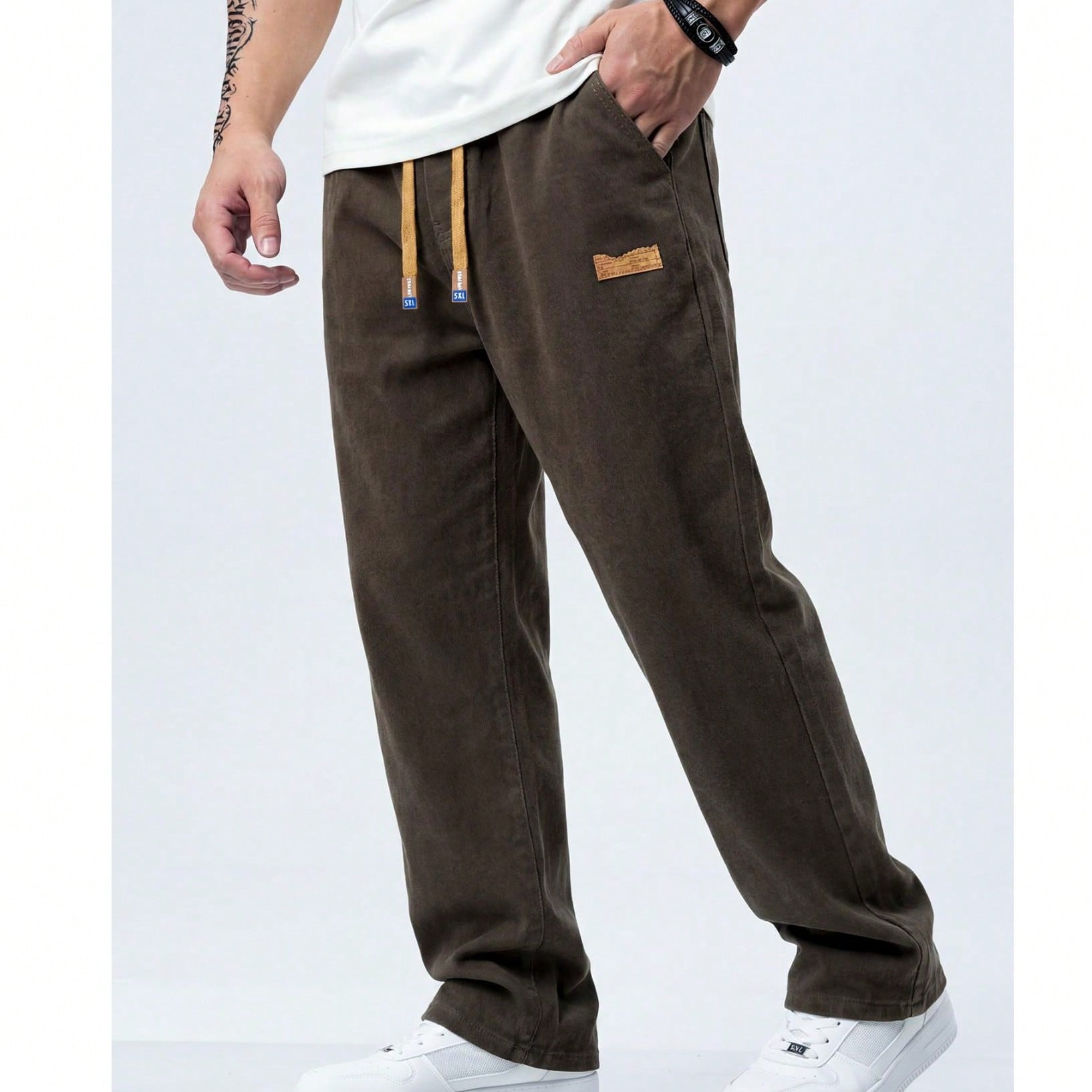 Jeans de mezclilla lavados con cintura elástica y cordón, con bolsillos sesgados para hombres