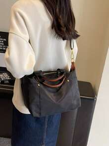 Vào mùa đông, chiếc túi xách mini thời trang mới với thiết kế phối màu tương phản, chất liệu nylon chống thấm nước, kiểu dáng vuông vức và hình giỏ đựng rau củ rất phù hợp để đi làm, dự tiệc và các dịp lễ. Kích thước: Dài: 12.6 inch * Rộng: 5.5 inch * Cao: 7.9 inch - màu đen - Xem 7