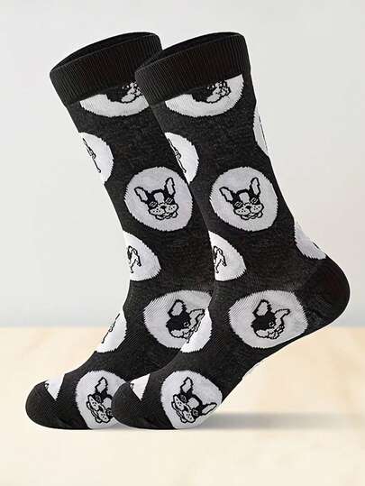 一双男士船袜，印有可爱卡通狗图案，黑白撞色设计，创意时尚，适合节日和送礼，轻薄透气，吸湿排汗，舒适百搭，适合春、夏、秋季休闲及运动穿着。