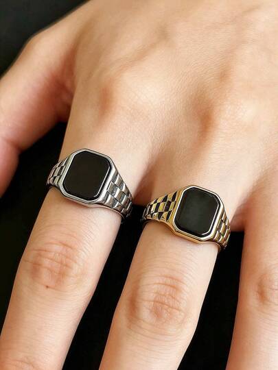 1枚复古黑色宝石镶嵌做旧硬币风格宽松复古时尚男士戒指，采用316不锈钢材质，真空镀18K金，经久耐用，防水防过敏，适合日常休闲、旅行、商务场合佩戴。