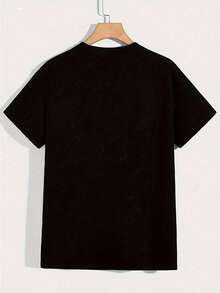 Camiseta Minimalista-Humorística: Dos jarras de cerveza de pecho pequeño en diseño focalizado, Estética Elegante de Humorístico Minimalista – Estilo Casual Elegante - Negro - Ver 3