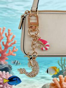 This Alloy Bag Charm Features A Beach Theme, With A Chameleon Perched On A Coconut Tree. The Coconut Tree, Laden With Fruit, Paired With The Three-Dimensional, Curled-Up Chameleon, Perfectly Captures The Essence Of A Beach Vacation. It Can Be Used As A Bag Charm, A Car Keychain, Or A Small Gift For Family And Friends. - Gold - View 4