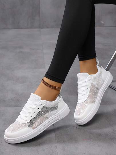 女士休闲镂空透气舒适轻便运动鞋。简约系带女士滑板鞋，校园风舒适运动健行鞋