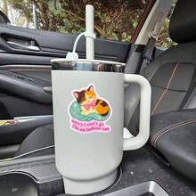 1张3英寸可移除防水户外PVC乙烯基贴纸，可爱睡着的三色猫，粉色蝴蝶结，趴在蓝绿色枕头上，“抱歉我不能去，我是只室内猫”。趣味可爱表情包，适合内向的猫咪爱好者，幽默风趣，Z世代流行风格。完美适用于笔记本电脑、手机、水瓶、滑板、头盔、日记本、汽车保险杠、笔记本、宿舍装饰、旅行箱包。是送给13-30岁青少年、女孩、男孩、猫咪爱好者和宅男宅女的理想礼物。创意装饰贴纸，防水乙烯基材质，适用于任何光滑表面。 - 3*2.68英寸 - 查看 5